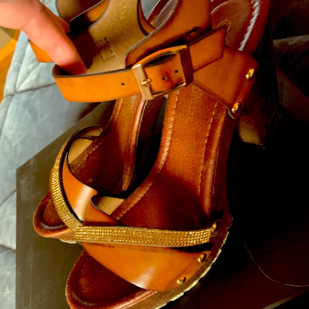 Cute brown wooden platform style heel 8